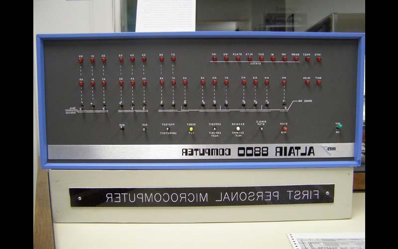 Altair 8800(1975) |市场上第一台个人电脑, 威尼斯人在线在1975年为其图书馆购买了一台. 不幸的是，Altair不能支持库应用程序. (由Jean Jennings Bartik计算机博物馆提供)