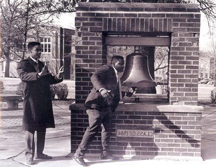 学生们敲响了1948年的钟声，庆祝校园首次庆祝黑人男女对大学和国家的贡献和成就.  The event was called Black Week.